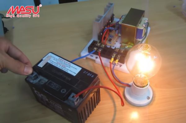 Nguyên lý hoạt động của Bộ nghịch lưu trong Bộ lưu điện 5 ung-dung-bo-nghich-luu